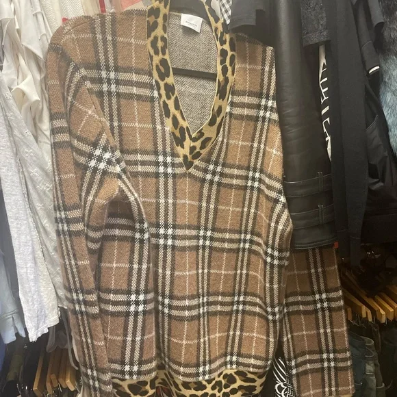 ❤️TRADED❤️ Burberry check V neck leopard trim sweater medium unisex - Picture 3 of 10